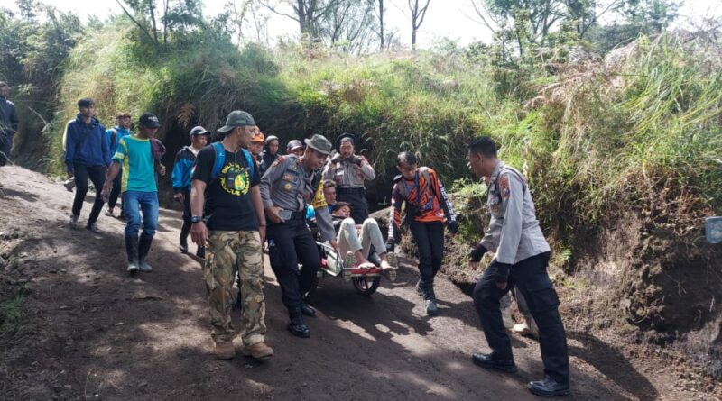 Polres Bondowoso dan Tim Evakuasi Temukan Pendaki Gunung Ijen yang Hilang dalam Kondisi Selamat