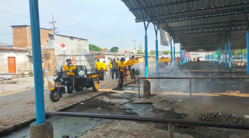 Cegah PMK Jelang Idul Adha, Polres Nganjuk Sterilisasi Pasar Hewan Kedondong
