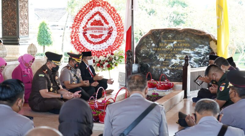 Jelang Hari Bhayangkara ke 76, Kapolres Blitar Kota Pimpin Upacara Ziarah di Makam Bung Karno