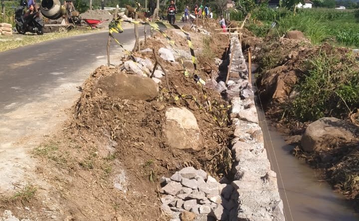 Dinas PUPR Magetan Bangun Talud Jalan dan Gorong-gorong di Desa Banjarejo