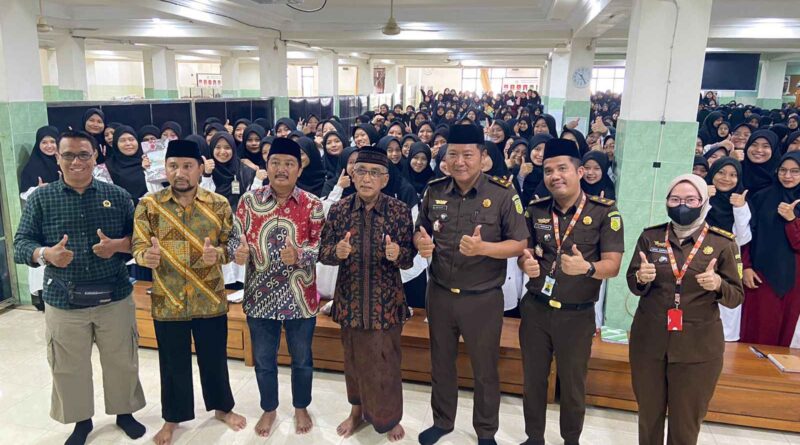 Jaksa Masuk Pesantren, Kejari Nganjuk Beri Pemahaman Hukum bagi 800 Dai dan Santri di Ponpes Al-Ubaidah Kertosono