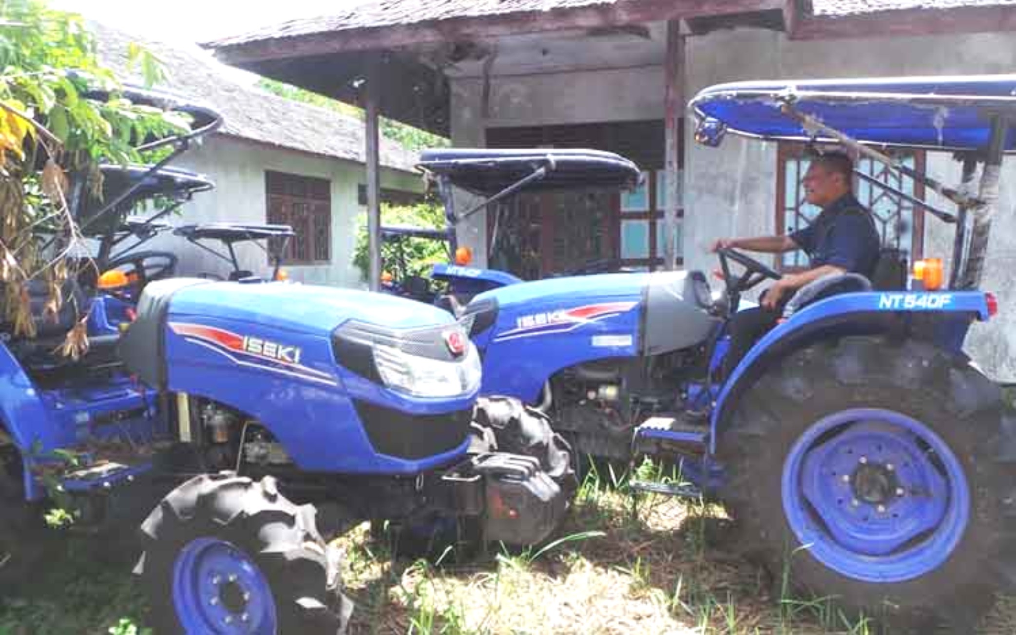 Kelompok Tani Terima Bantuan Traktor dan Hand Traktor *Dimintai Biaya