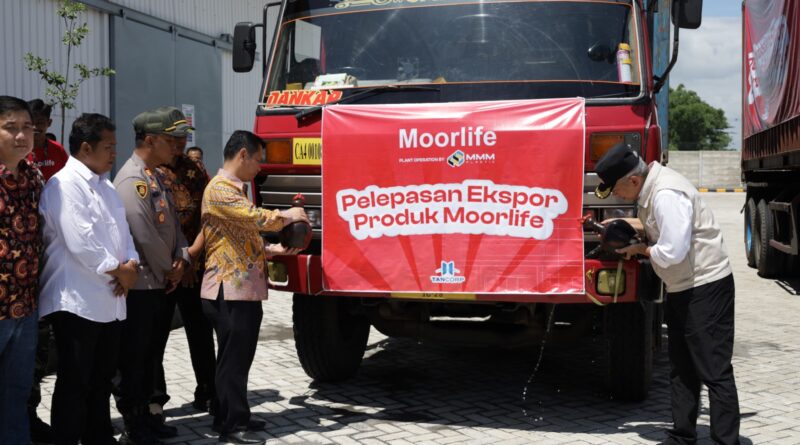 Support Produk Lokal, Pj Bupati Nganjuk Berangkatkan Produk Plasticware Moorlife untuk Diekspor