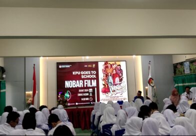 KPU Kota Kediri Ajak Siswa Siswi SMKN 2 Kediri Nobar Film “Tepatilah Janji”