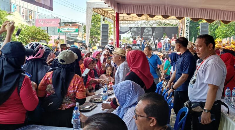 Paslon Rizky Blusukan Pasar Wlingi Setelah Acara Jalan Sehat Bersama Ribuan Warga Kabupaten Blitar