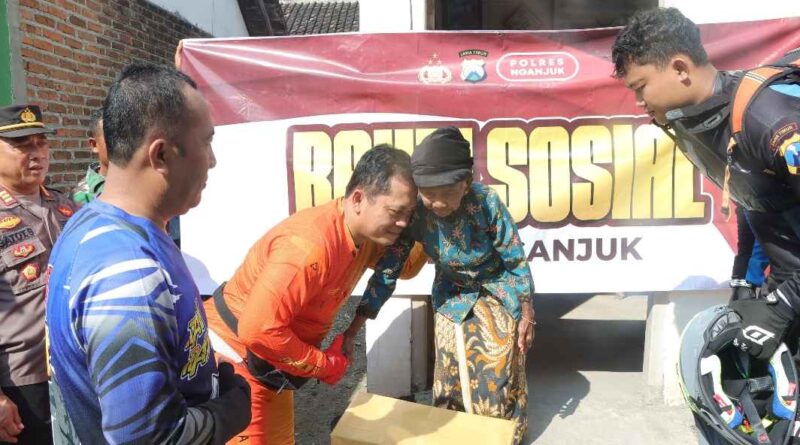 Patroli R2 Kebangsaan dan Bhakti Sosial, Kapolres Nganjuk Serahkan Bansos di Berbek dan Sawahan