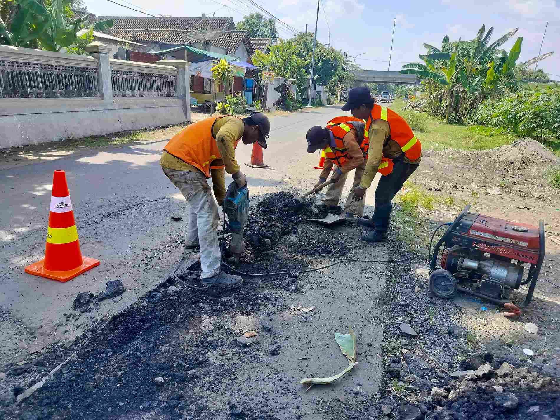 Tim URC PJJ Dinas PUPR Kabupaten Nganjuk saat melakukan perbaikan di ruas jalan Putren - Sukomoro