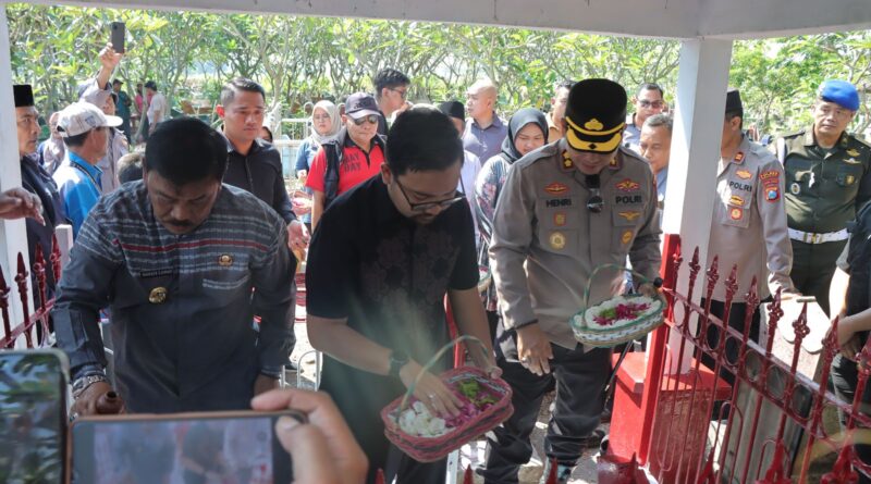 May Day 2025, Forkopimda dan Serikat Buruh Ziarah di Makam Marsinah