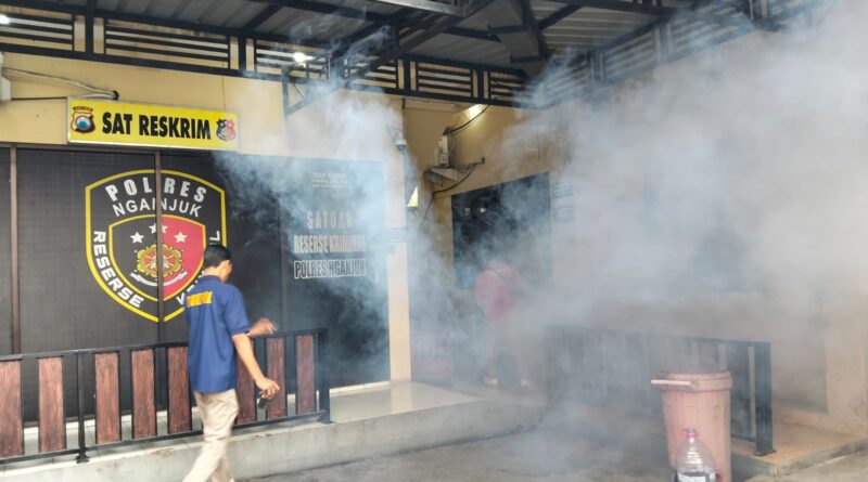 Polres Nganjuk Fogging Disinfektan dan DBD, Wujudkan Lingkungan Kerja yang Sehat