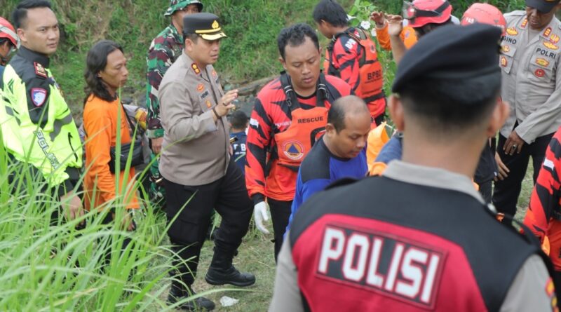 Kapolres Nganjuk Pimpin Evakuasi Langsung Kecelakaan Tunggal di Bagor