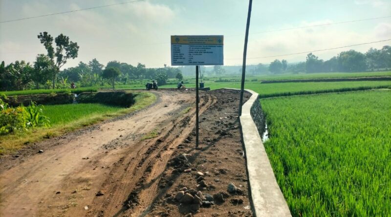 Cegah Longsor, Pemdes Tulung Bangun Talud Penahan Tebing dari DD 2025
