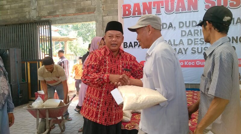 Peduli, Kades Wonojoyo Berikan Bantuan Sembako kepada Janda dan Duda Lansia