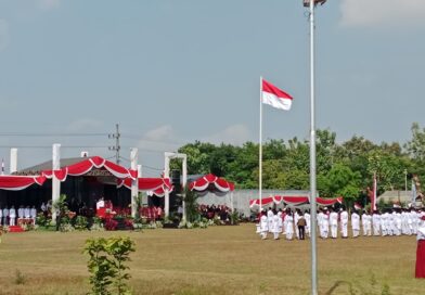 Menjadi Inspektur Upacara Bendera Peringatan HUT RI ke-80, Camat Kedungwaru Tekankan Sinergitas dan Persatuan