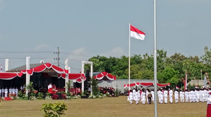 Menjadi Inspektur Upacara Bendera Peringatan HUT RI ke-80, Camat Kedungwaru Tekankan Sinergitas dan Persatuan