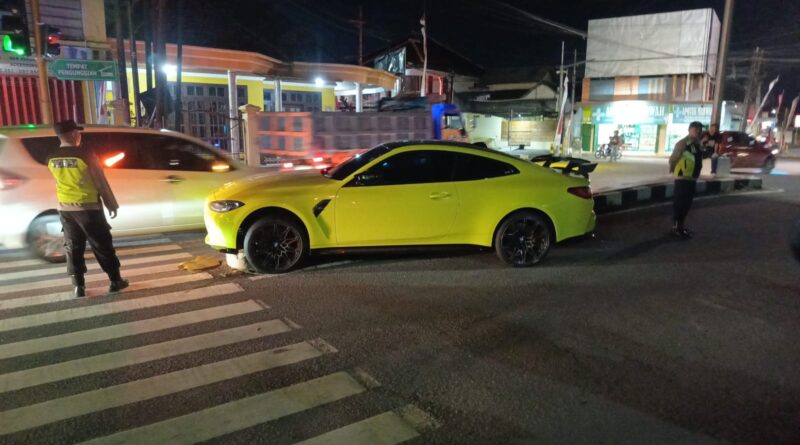 Mobil BMW Diduga Ditunggangi Wabup Blitar Beky Herdihansah Nyangsang di Simpang 4 Kanigoro