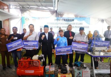 Buktikan Komitmen Meningkatkan Ekonomi Masyarakat, Wali Kota Aminuddin – Wawali Ina Beri Stimulus Pengembangan Usaha bagi Ratusan Pelaku UMKM