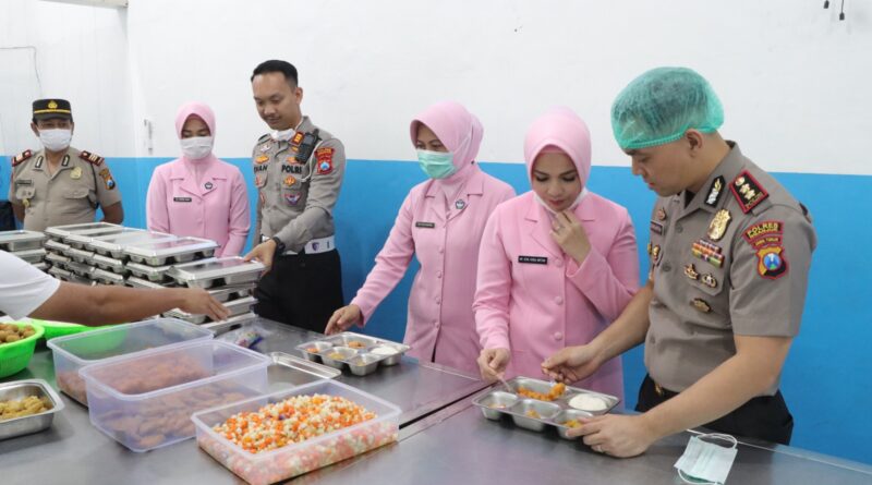 Kapolres Nganjuk Bersama Ketua Bhayangkari Cek SPPG, Pastikan Standar MBG Sesuai SOP