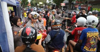 Polres Kediri Bagikan Takjil Gratis kepada Masyarakat di Depan Mako Polres Kediri