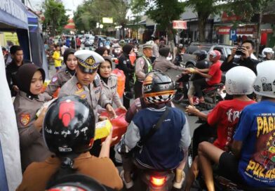 Polres Kediri Bagikan Takjil Gratis kepada Masyarakat di Depan Mako Polres Kediri