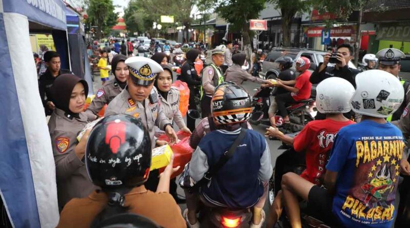 Polres Kediri Bagikan Takjil Gratis kepada Masyarakat di Depan Mako Polres Kediri