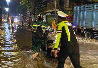 Tanggap dan Humanis, Polres Probolinggo Hadir di Tengah Bencana Banjir