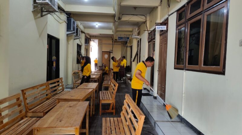 Personel Polres dan Polsek Jajaran Tulungagung Gelar Kurve Bersih-Bersih Dukung Gerakan Indonesia Asri