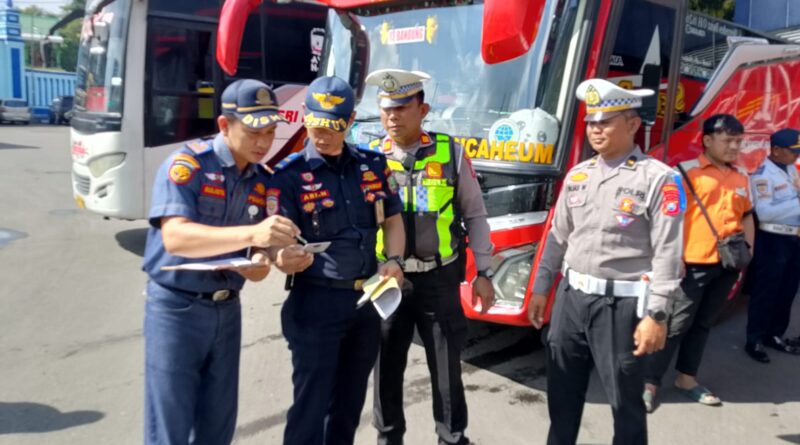 Cegah Laka Lantas, Polres Magetan Gelar Ramp Check Bus dan Tes Urine Pengemudi di Terminal Maospati