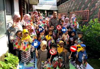 Lewat Pertunjukkan Wayang Kardus, Kapolsek Kediri Kota Ajak Anak-Anak Tertib Berlalu Lintas  