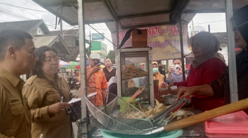 Dinas Kesehatan dan BPOM Kabupaten Kediri Gelar Survey Keamanan Pangan pada Penjual Takjil