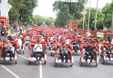 Hadiri Penyerahan Bantuan 220 Becak dari Presiden Prabowo, Kapolres Nganjuk Ingatkan Larangan Modifikasi 