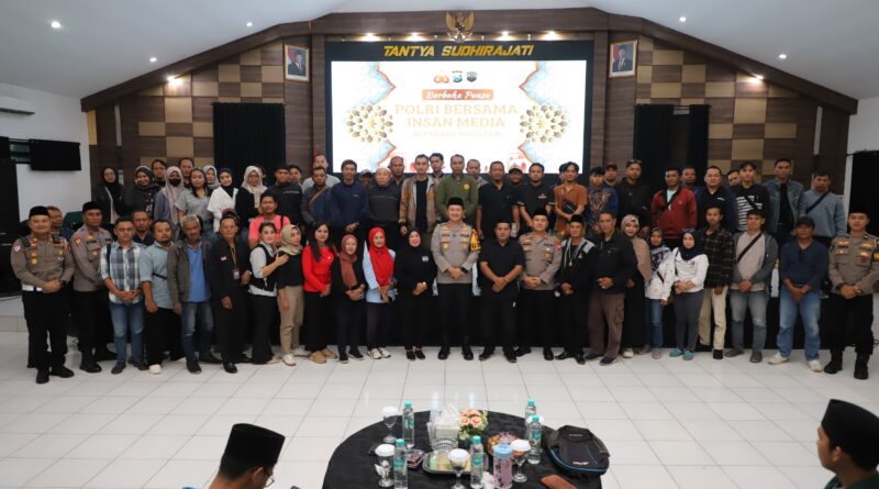 Ramadan Penuh Kebersamaan, Kapolres Magetan Bagi Takjil dan Buka Bersama Insan Media