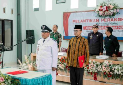 Lantik Dua Perangkat Baru Desa Kalangbret, Kepala Desa Tekankan Integritas dan Pelayanan Profesional