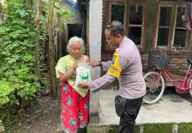 Tembus Desa Binaan, Aipda Andik Candra Bagikan Zakat Fitra Polres Nganjuk ke Warga