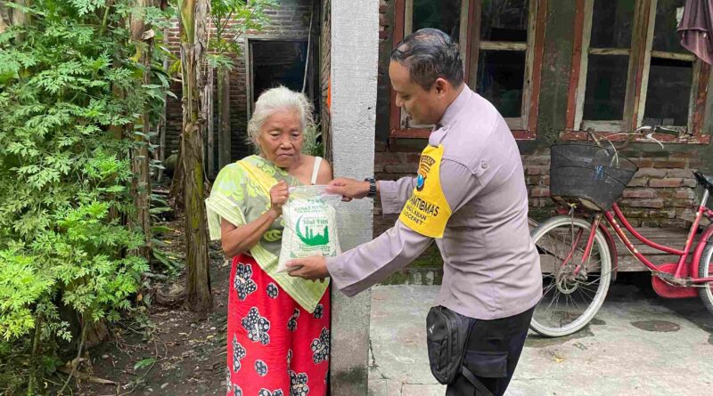 Tembus Desa Binaan, Aipda Andik Candra Bagikan Zakat Fitra Polres Nganjuk ke Warga