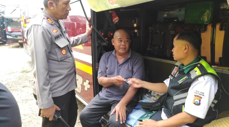 Pastikan Ribuan Santri Mudik Aman, Polres Magetan Gelar Ramp Check dan Cek Kesehatan Sopir di Ponpes Al-Fatah Temboro