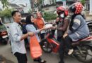 Srikandi GM Nganjuk Bagikan Paket Takjil Gratis untuk Pengguna Jalan