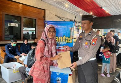 SIM Ramadan Hadir di Pujahito, Satlantas Nganjuk Layani Perpanjangan SIM Sambil Berbagi Takjil