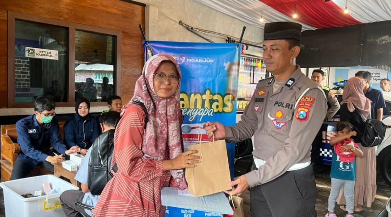 SIM Ramadan Hadir di Pujahito, Satlantas Nganjuk Layani Perpanjangan SIM Sambil Berbagi Takjil