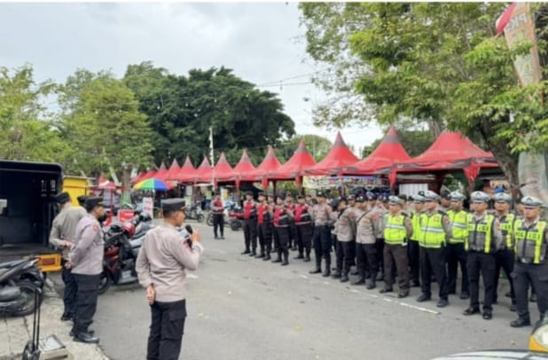 Kapolres Nganjuk Pantau Pengamanan Buka Bersama 10 Ribu Warga di Alun-Alun
