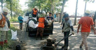 Pastikan Kondisi Jalan Aman Dilalui Pengguna Jalan Jelang Lebaran, Dinas PUPR Tulungagung Lakukan Perbaikan Ruas Jalan Cuwiri – Karangrejo