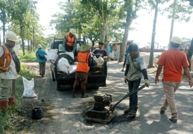 Pastikan Kondisi Jalan Aman Dilalui Pengguna Jalan Jelang Lebaran, Dinas PUPR Tulungagung Lakukan Perbaikan Ruas Jalan Cuwiri – Karangrejo