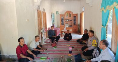 Anggota Polsek Wonotirto Polres Blitar Sambang Desa, Pererat Jagongan Kamtibmas Bersama Warga