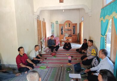 Anggota Polsek Wonotirto Polres Blitar Sambang Desa, Pererat Jagongan Kamtibmas Bersama Warga