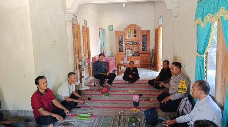 Anggota Polsek Wonotirto Polres Blitar Sambang Desa, Pererat Jagongan Kamtibmas Bersama Warga