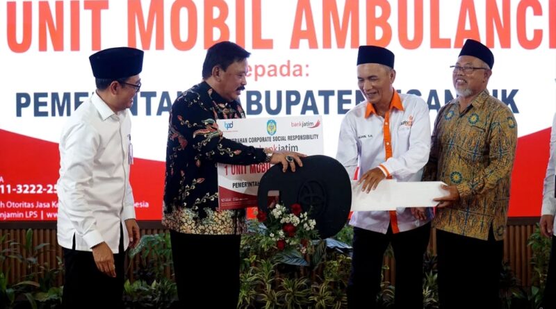 Bupati Marhaen Serahkan Satu Unit Ambulance untuk LAZISMU