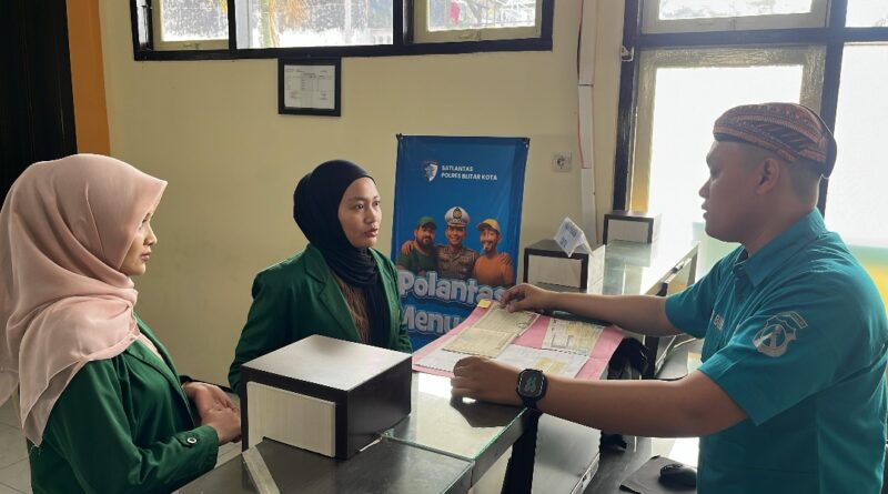 Polantas Menyapa, Samsat dan Satpas Polres Blitar Kota Tampil Berbusana Adat Jawa di Hari Kartini