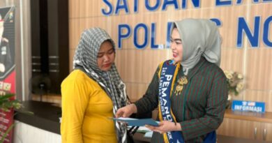 Petugas Pelayanan SIM-STNK Polres Nganjuk Berbusana Adat dan Ramah Anak di Hari Kartini
