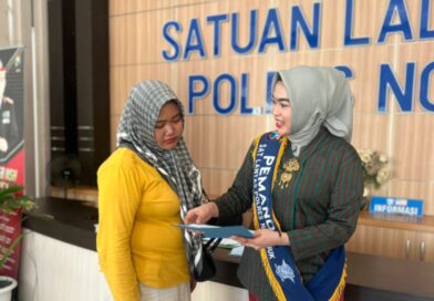 Petugas Pelayanan SIM-STNK Polres Nganjuk Berbusana Adat dan Ramah Anak di Hari Kartini