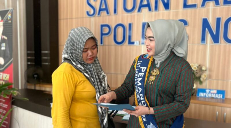 Petugas Pelayanan SIM-STNK Polres Nganjuk Berbusana Adat dan Ramah Anak di Hari Kartini