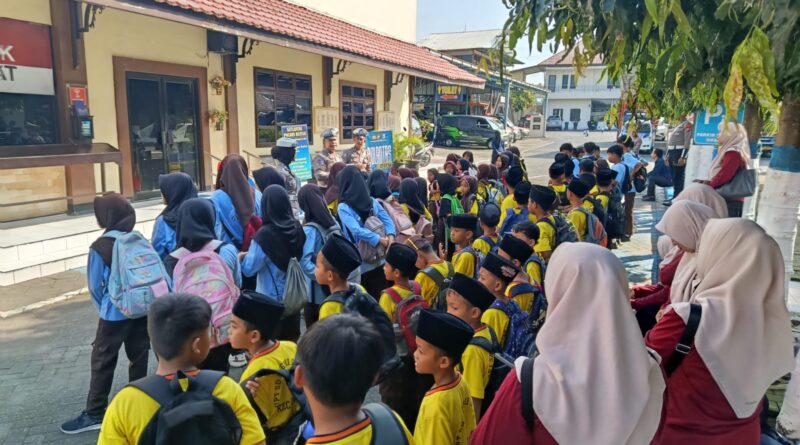 Polisi Sahabat Anak, Satlantas Polres Blitar Edukasi Tertib Berlalu Lintas Sejak Dini